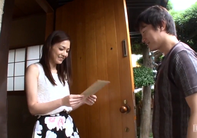 Nhân viên đưa thư may mắn và góa phụ trẻ khát tình Rika Suwon